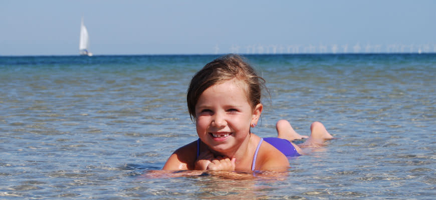 Skane - Mädchen beim Schwimmen